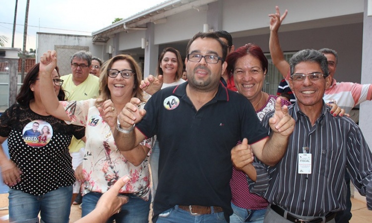 Fred Vidigal com a sua vice Vera ao lado de populares de Rialma apÃ³s confirmar vitÃ³ria