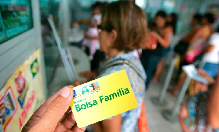 Bolsa FamÃ­lia estava sendo pago atÃ© mesmo para falecidos, empresÃ¡rios e servidores pÃºblicos: fim da farra