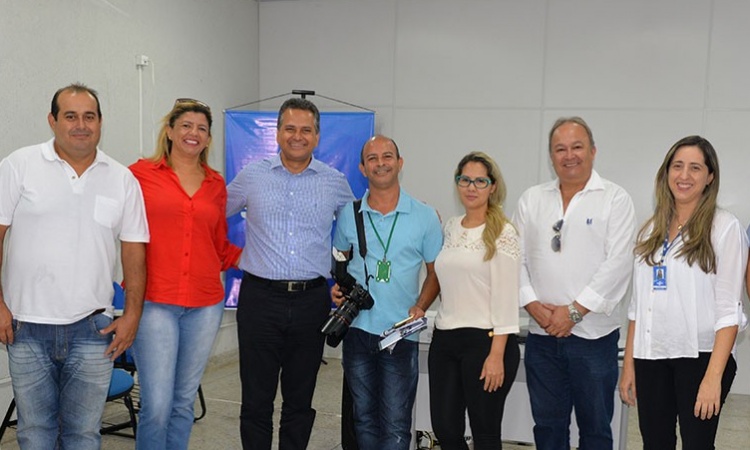 Montenegro com jornalistas, a gerente local Rubya e Gustavo Dourado