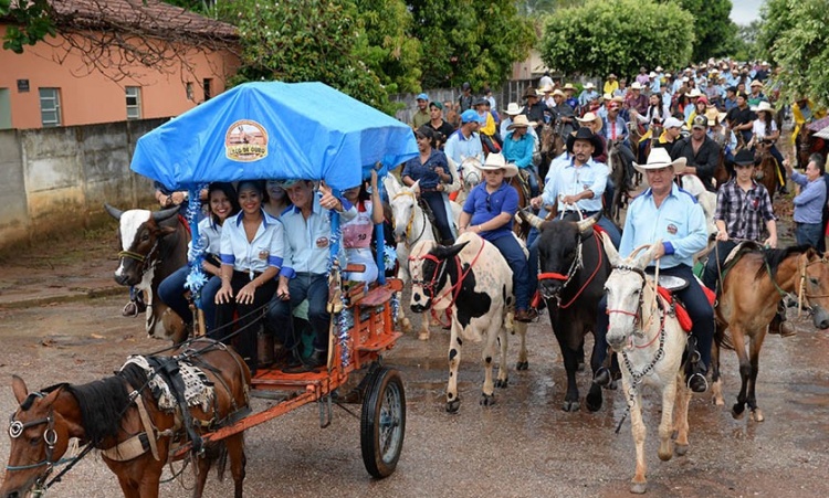 Cavalgada no 3Âº Encontro de Muladeiros de MutunÃ³polis. AÃ§Ã£o que visa resgatar aspectos da cultura e do folclore do municÃ­pio: com a organizaÃ§Ã£o do prefeito eleito JÃºnior do Jonas