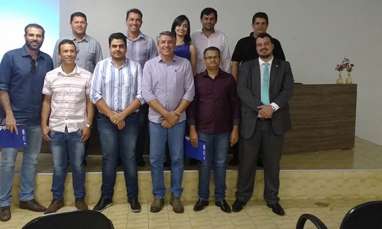 Prefeitos e representantes dos municÃ­pios com tÃ©cnico da Sec. da SaÃºde
