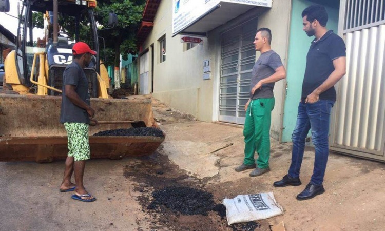 SÃ¡vio acompanha serviÃ§o de recuperaÃ§Ã£o das vias em Pilar de GoiÃ¡s