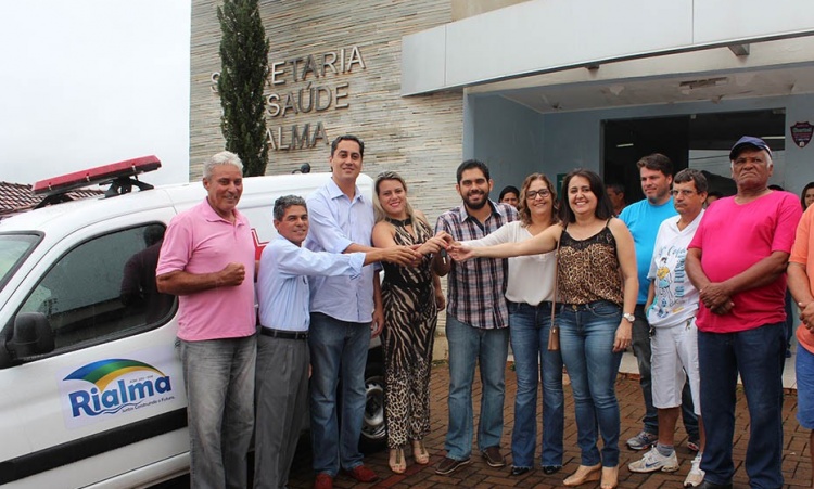 Paulinelly, Marilia, Vera e Lincoln entregam ambulÃ¢ncia: para transportar pacientes