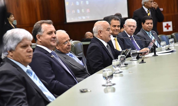 Autoridades com o presidente da Assembleia, Helio de Sousa; e o diretor-superintendente do Sebrae, Igor Montenegro; em evento para prefeitos