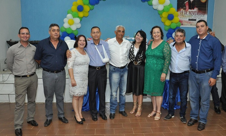 CÃ¡ssia com o esposo, o prefeito Levino e autoridades de Santa Isabel: oraÃ§Ãµes para assegurar bons fluÃ­dos