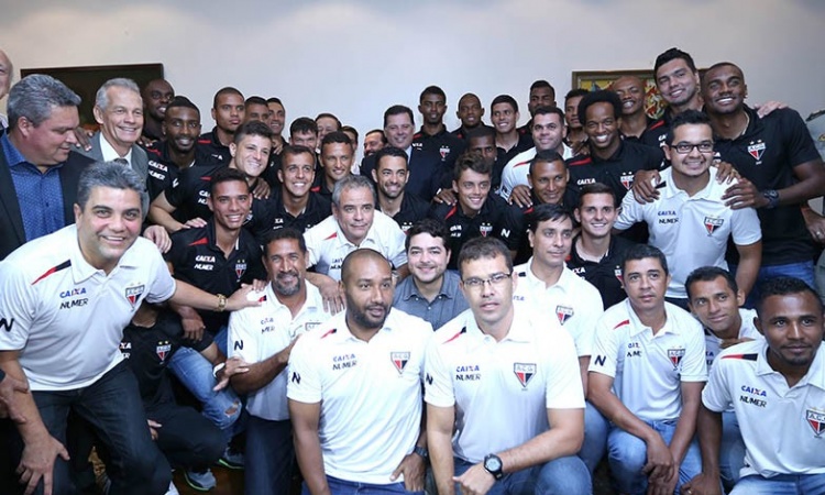 Governador Marconi com jogadores, Jovair e comissÃ£o tÃ©cnica do time