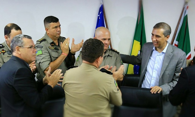 Oficiais militares e delegado da PolÃ­cia Civil cumprimentam JosÃ© Eliton pelo trabalho realizado Ã  frente da SeguranÃ§a PÃºblica em nove meses