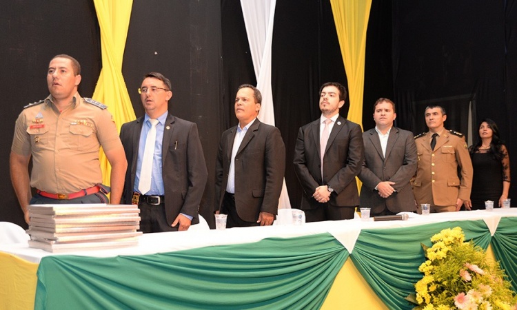 Autoridades durante execuÃ§Ã£o do Hino Nacional em solenidade oficial