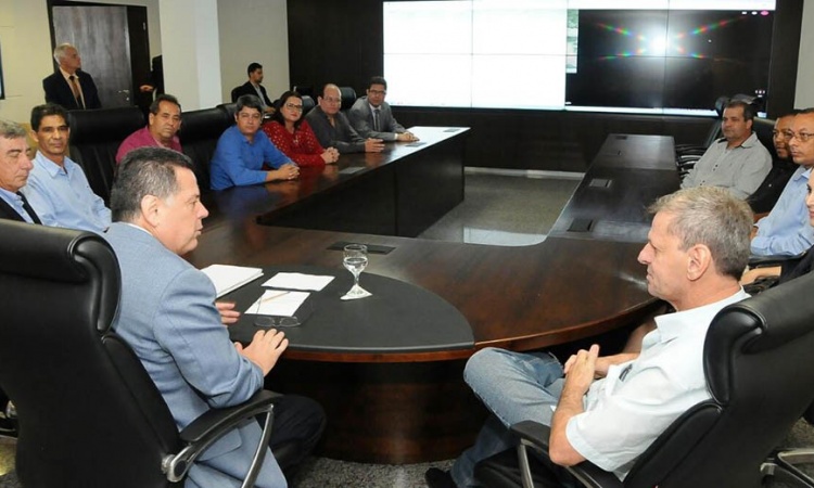 Luciano Lucena com autoridades de Barro Alto e o governador Marconi Perillo durante reuniÃ£o em GoiÃ¢nia