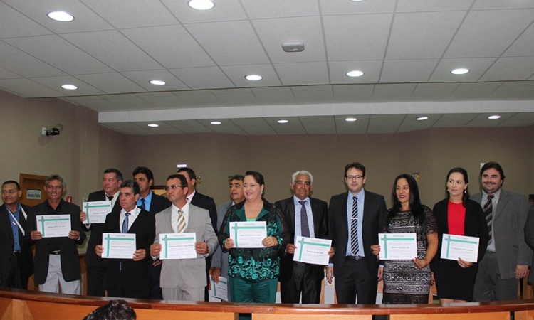 Prefeita eleita CÃ¡ssia Dourado com o juiz Leonisson, o promotor de JustiÃ§a Leandro e os vereadores eleitos durante diplomaÃ§Ã£o em Sta.Isabel.
