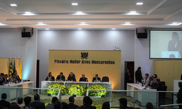 ReuniÃ£o dos vereadores de Ceres em sessÃ£o que reajustou salÃ¡rios
