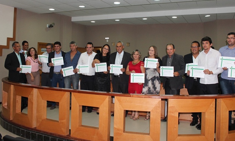 O prefeito reeleito de RianÃ¡polis, ZÃ© Carlos, com vereadores eleitos na solenidade de diplomaÃ§Ã£o