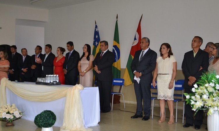 ZÃ© Carlos tomou posse para o seu segundo mandato na cidade de RianÃ¡polis. Vereadores tambÃ©m empossados