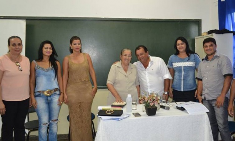 Ziquinho com educadores do municÃ­pio e atenÃ§Ã£o especial a Fifi, que trabalhou muito pela educaÃ§Ã£o na cidade