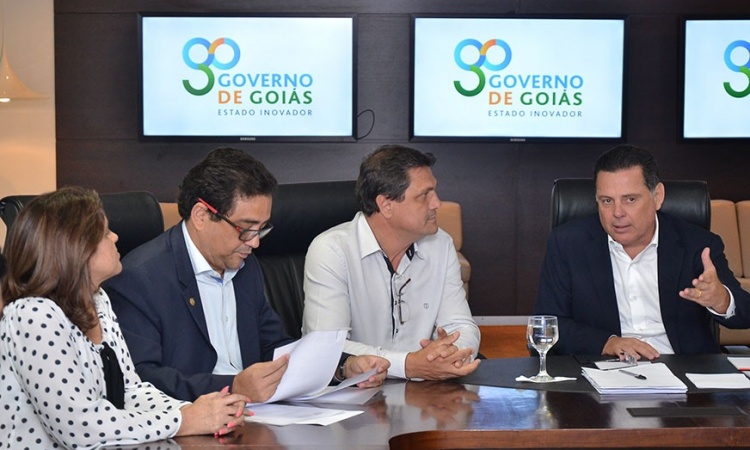 Marconi com Talles Barreto e o prefeito de Itaguaru, EurÃ­pedes Ponciano: alternativa para baixar custos de obras Ã© criaÃ§Ã£o de consÃ³rcios