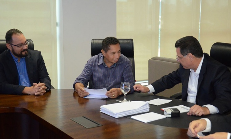 Deputado Virmondes Cruvinel, Cabo Borges e o governador Marconi Perillo durante reuniÃ£o de trabalho em GoiÃ¢nia: polÃ­tica de parcerias