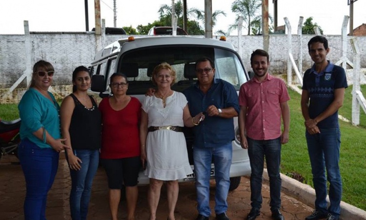 Prefeito Ziquinho entrega chaves Ã  Dona Divina: veÃ­culo vai atender a Ã¡rea de AssistÃªncia Social da cidade