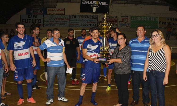 Dorcas ao lado da vice-prefeita e Geraldo entergam trofÃ©u aos campeÃµes