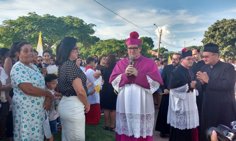 Prefeita MÃ¡rcia e moradores acompanham Bispo Dom Adair durante posse de novo pÃ¡roco