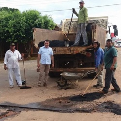 O prefeito Marcos Cabral acompanha serviÃ§os de tapa-buracos em Santa Terezinha: melhorias no trÃ¡fego