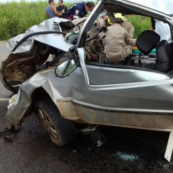 Fiat ficou completamente destruÃ­do apÃ³s o choque com a camionete. Uma das ocupantes morreu na batida