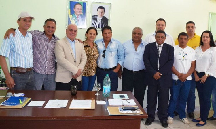 Deputado Helio de Sousa com o prefeito NÃ©lio Pontes, a vice AzaÃ­de e lideranÃ§as durante visita a SÃ£o Miguel