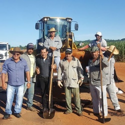 Ziquinho coloca mÃ¡quinas da prefeitura para recuperar uma rodovia