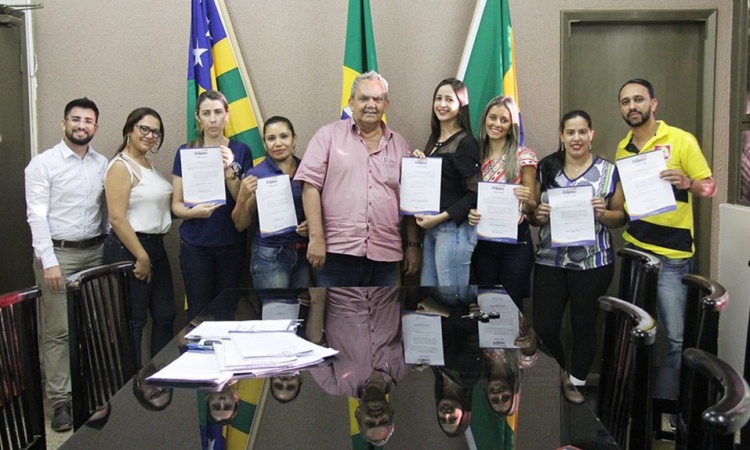 Prefeito MÃ¡rio Macaco com os novos servidores que tomaram posse