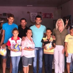 Prefeito SÃ¡vio e Sheila entregam kit esportivo para crianÃ§as que estudam em escola pÃºblica do municÃ­pio