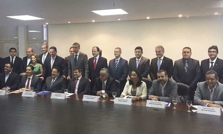 Governador Marconi Perillo com JosÃ© Eliton, secretÃ¡rios e diversos prefeitos de vÃ¡rias das maiores cidades goianas: foco no desenvolvimento