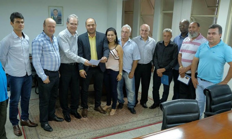Prefeito Alex GÃ¡s com CÃ©lio Silveira, SÃ©rgio Cardoso, Helio de Sousa e autoridades: trabalho com resultados