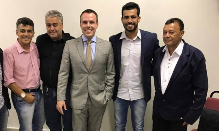 SÃ¡vio com o vice, JoÃ£o Grilo, Leandro Garcia e lideranÃ§as durante anÃºncio da Agetur: cultura valorizada