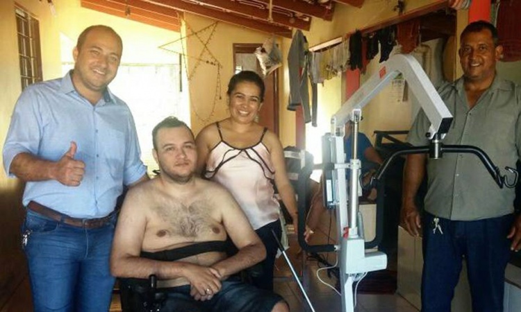 Alex GÃ¡s e a primeira-dama Estela durante a entrega do equipamento