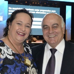 Prefeita CÃ¡ssia com o deputado Helio de Sousa no evento em GoiÃ¢nia
