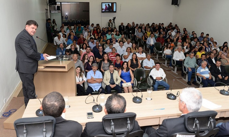 Presidente da CÃ¢mara Municipal, Edmilson Andrade, discursa durante evento de homenagens na cÃ¢mara