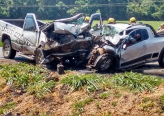 Os dois veículos ficaram completamente destruídos
