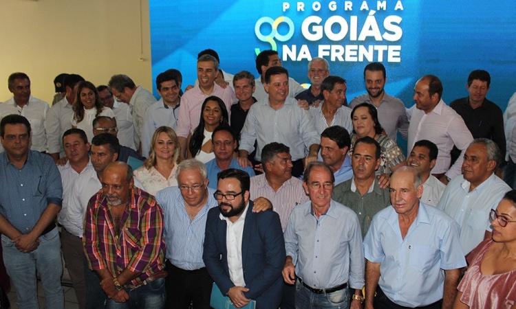 Marconi, JosÃ© Eliton com auxiliares, prefeitos do Vale e lideranÃ§as polÃ­ticas: anÃºncio de mais investimentos