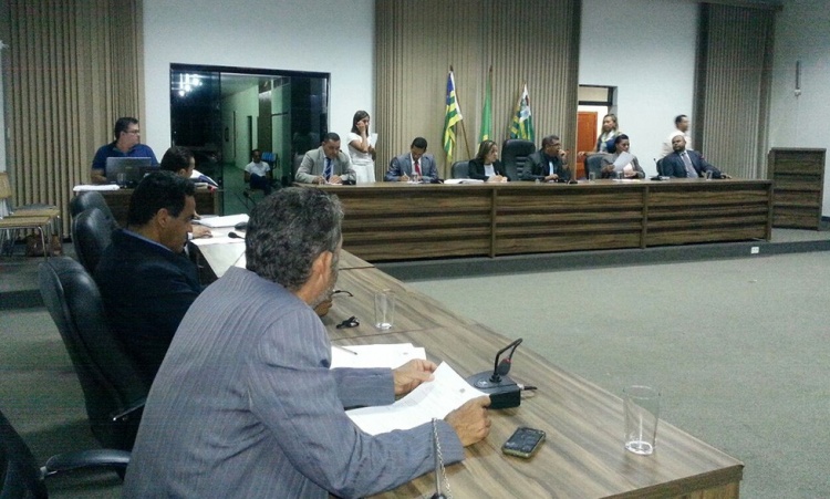 Vereadores durante sessÃ£o na CÃ¢mara Municipal de NiquelÃ¢ndia: muito trabalho durante o mÃªs de maio