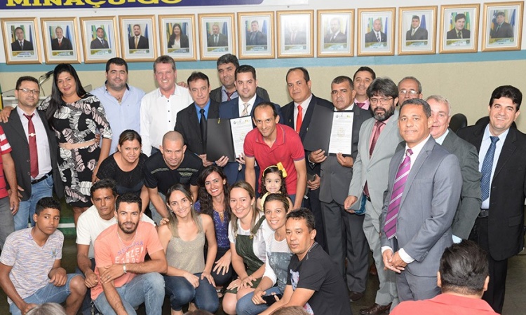 Vereadores com Vecci durante homenagem a ciclistas do municÃ­pio em sessÃ£o na CÃ¢mara Municipal de MinaÃ§u