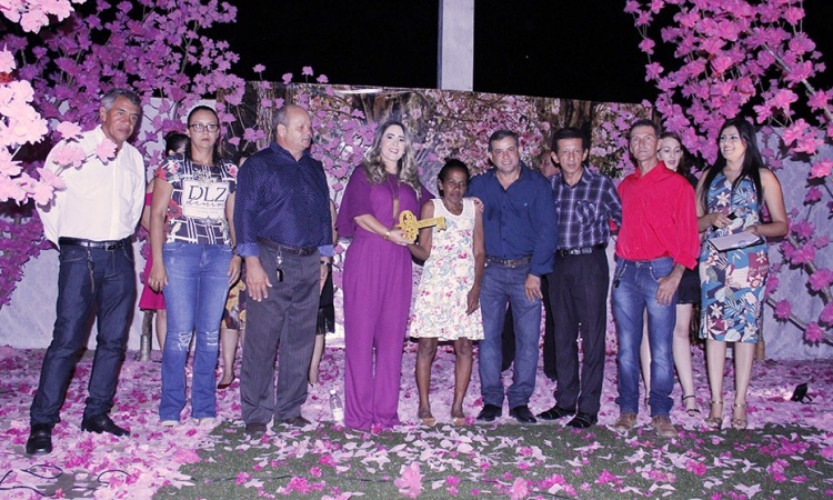 A dona de casa Maria Divina ganhou presente da prefeita Alessandra, prestigiada por autoridades na cidade