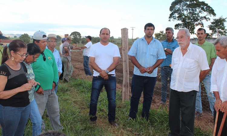 Prefeito Alex GÃ¡s com moradores de Ipiranga de GoiÃ¡s no lanÃ§amento do projeto da Horta ComunitÃ¡ria