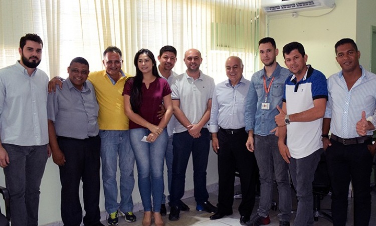 Prefeito NÃ©lio, 1Âª dama Riquelb com Helio de Sousa, vereadores e representantes da Hering em S. Miguel