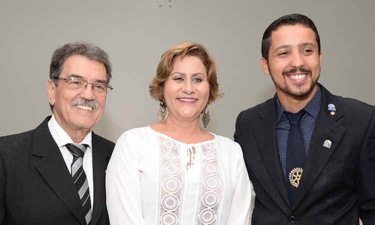 JÃºlio, GlÃ¡ucia com o novo presidente do Rotary Club, Dornil EspÃ­ndola 