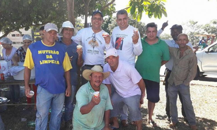 Rafaell Melo com moradores de Ceres: trabalho de limpeza nos bairros