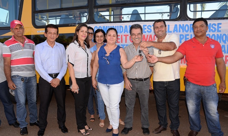 JÃºlio faz entrega das chaves do Ã´nibus escolar ao prefeito Wagner, que ainda terÃ¡ mais R$ 660 mil em recursos