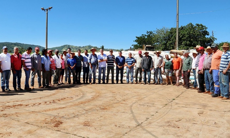 Prefeito Luciano com produtores associados e autoridades no dia da entrega das 2.835 sacas de milho para famÃ­lias que participaram da aÃ§Ã£o