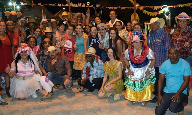 Grupo de quadrilha que participou do I ArraiÃ¡ Cultural de SÃ£o Miguel do Araguaia: tradiÃ§Ã£o cultural mantida
