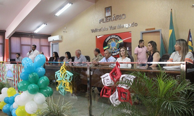 Prefeito MÃ¡rio Macaco e primeira-dama Regina com autoridades durante solenidade realizada em Itapaci