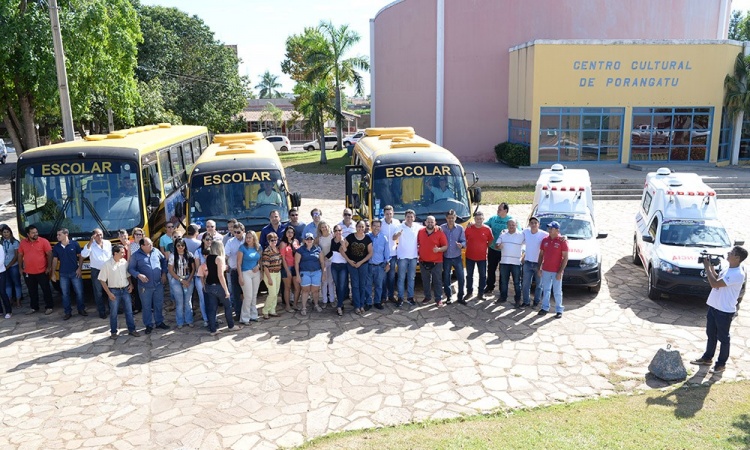 JÃºlio e o prefeito Pedro Fernandes com os Ã´nibus escolares e as ambulÃ¢ncias: trabalho de muitos resultados