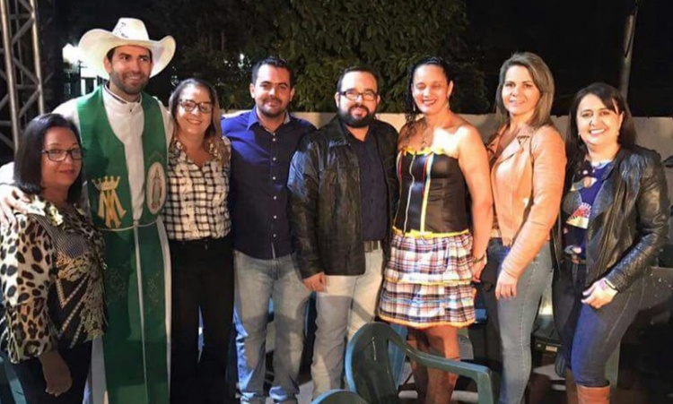 Prefeito Fred com a vice, Vera LÃºcia, secretÃ¡rios, vereadores e o padre 